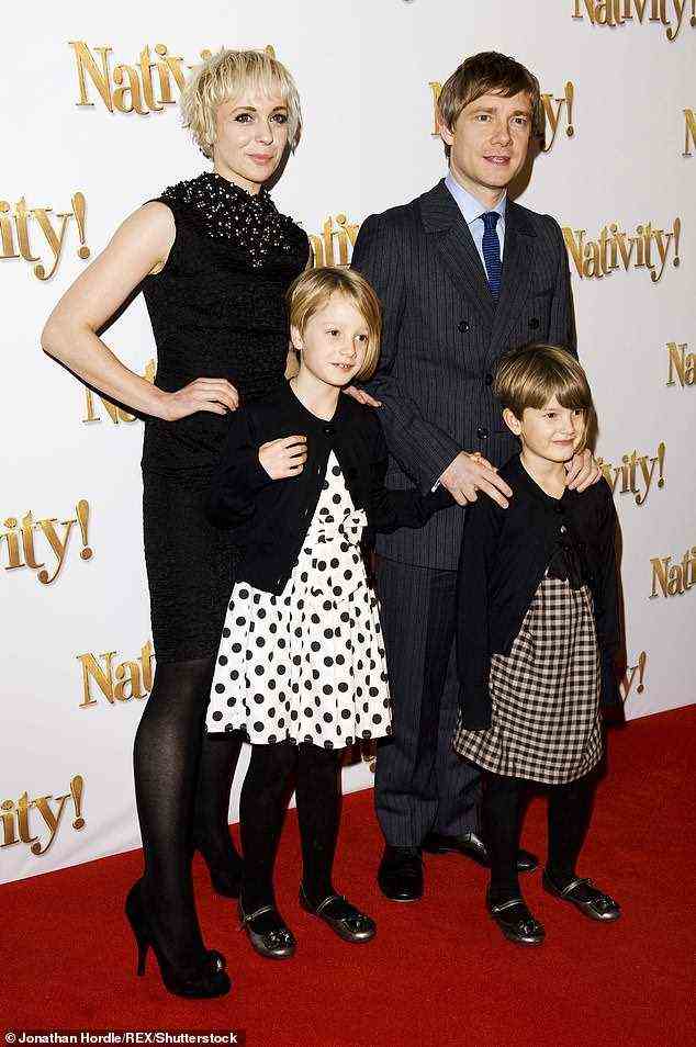 Vergangene Beziehung: Amanda teilt zwei Kinder mit Sherlock-Co-Star und Ex-Martin, als die Familie im November 2009 zusammen in London zu sehen ist