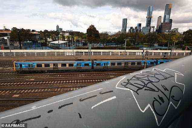 Bahnchefs sagen, dass der Service von mehr als 3000 Menschen geplagt wird, die ihr Leben riskieren, indem sie die Gleise betreten und Abkürzungen über die Bahnlinien nehmen.  (Im Bild, Metro-Züge in Melbourne)