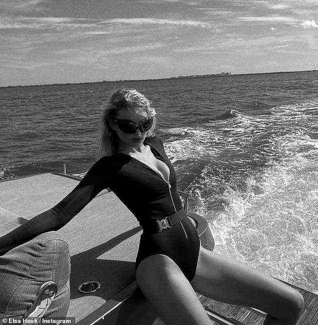 Entspannt: Ein Schwarz-Weiß-Foto sah das Model auf dem Luxusschiff faulenzen
