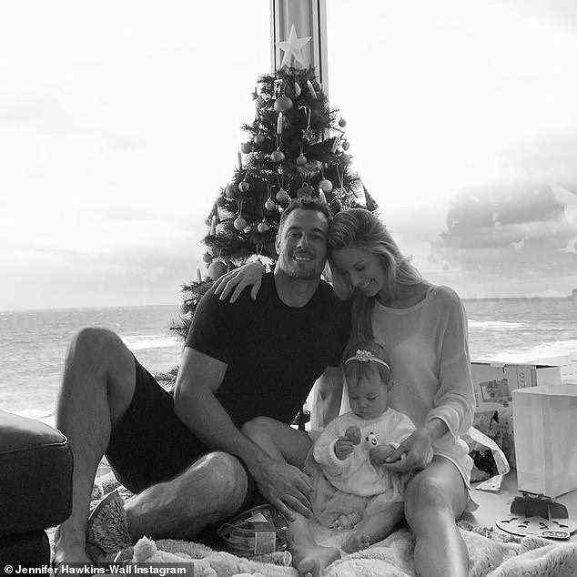Familie: Jennifer heiratete 2013 den Immobilienentwickler Jake in Bali, Indonesien, nach acht Jahren Beziehung.  Das Paar begrüßte Tochter Frankie im Oktober 2019