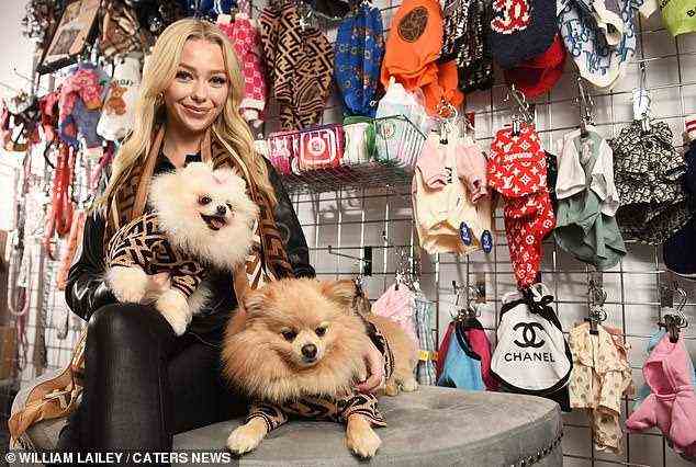 Model und Geschäftsinhaberin Lauren Knight und ihre beiden Hunde Milo, zwei, (rechts) und Mimi, (links) fünf, in passenden Outfits