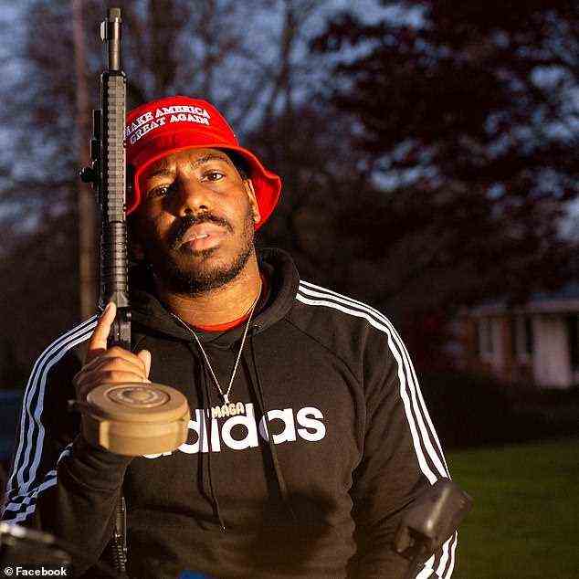 Der Rapper, der eine Waffe in der Hand hält, zeigt oft stolz Trump-Symbole, darunter einen MAGA-Hut und eine Halskette