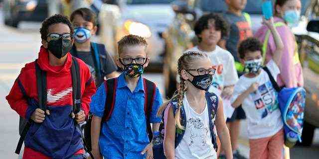 DATEI – In diesem Dateifoto vom Dienstag, 10. August 2021, kommen Schüler, von denen einige Schutzmasken tragen, zum ersten Schultag an der Sessums Elementary School in Riverview, Florida (AP Photo/Chris O'Meara, File)