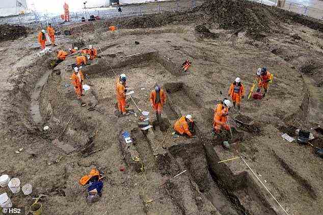 Diese „bemerkenswerten“ Funde kamen in der Endphase der Ausgrabungen, als das Team einen kreisförmigen Graben um einen vermutlich angelsächsischen Turm aushob