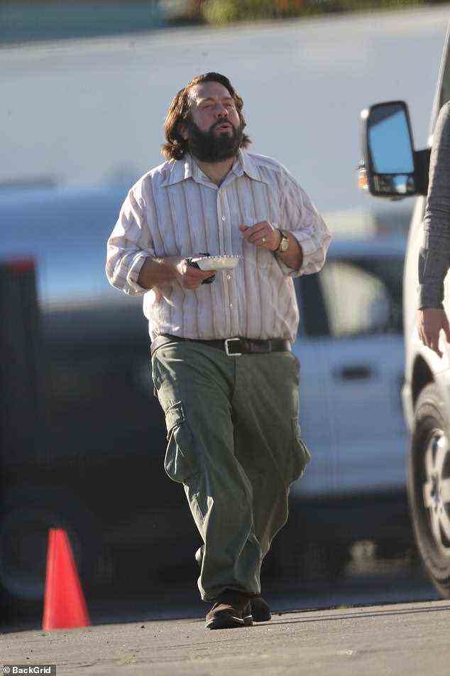 Lässig gehalten: Dan Folger, 45, der den Real-Life-Regisseur Francis Ford Coppola spielt, machte eine lässige Figur in einem gestreiften Hemd, das er mit einer Khakihose trug