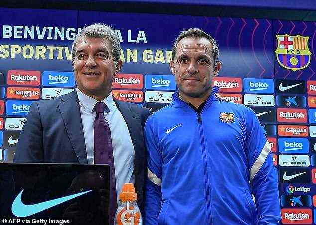 In der Zwischenzeit wird Barcelona B-Trainer Sergi Barjuan (rechts) Interimsmanager sein