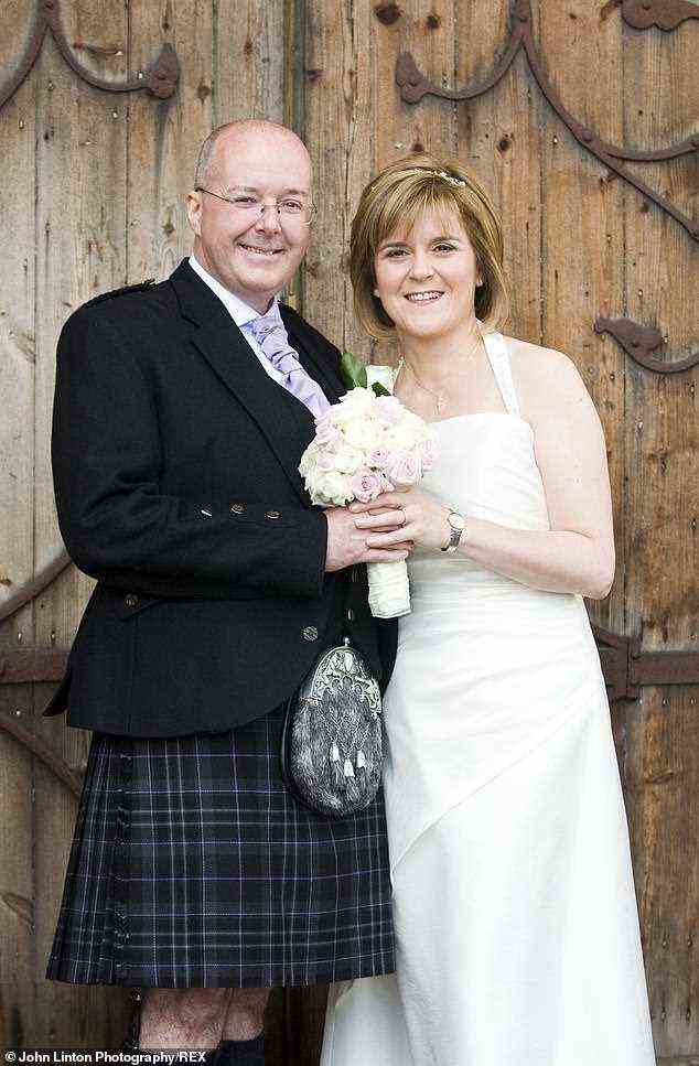 Peter Murrell und Nicola Sturgeon bei ihrer Hochzeit im Oran Mor in Glasgow am 16. Juli 2010