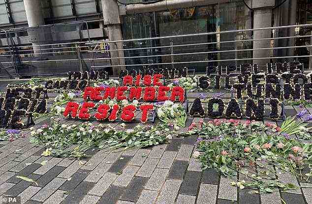 Blumen vor Lloyds of London aus Protest, um zu fordern, dass das globale Finanzsystem aufhört, Geld in die Nutzung fossiler Brennstoffe zu investieren