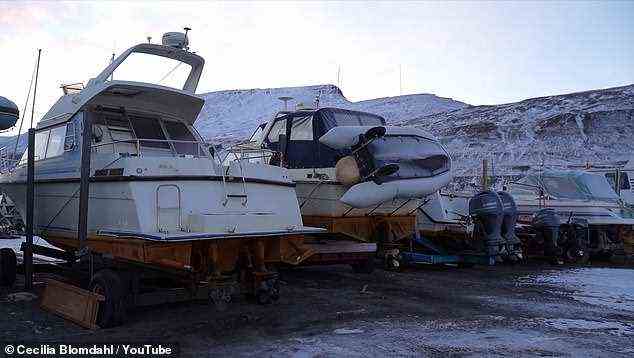 Aufstellung: Im Rahmen ihrer Wintervorbereitungen mussten Blomdahl und ihr Freund ihr Boot aus dem Wasser holen und an Land in der Marina abstellen