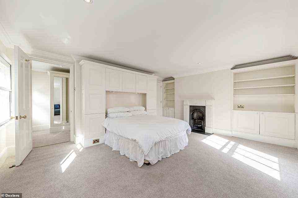 „Neu renoviert mit hohen Decken und Licht in drei Aspekten, bietet es das perfekte moderne Einfamilienhaus in einer der exklusivsten Lagen Londons“, fügt Dexters hinzu