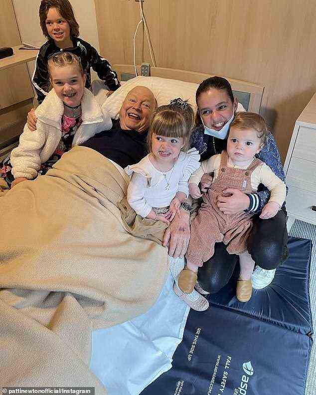 Letztes Foto: Am 24. Oktober veröffentlichte Patti ein Foto von einem strahlenden Bert, der sich in seinem Krankenhausbett erholte, während er von fünf seiner Enkelkinder umgeben war