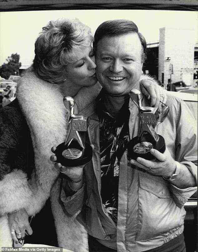 Bert erhält einen Kuss auf die Wange von Frau Patti, während er 1981 zwei Logies in der Hand hält