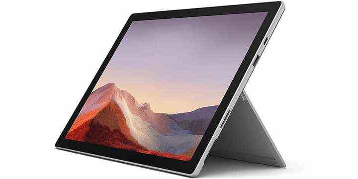 Microsoft Surface Pro 7 auf weißem Hintergrund.
