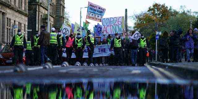 GLASGOW, SCHOTTLAND - 30. OKTOBER: Pilgergruppen, die nach Glasgow gegangen sind, werden von Mitgliedern der Gruppe Extinction Rebellion begleitet, während sie am 30. Oktober 2021 in Glasgow, Schottland, auf die Klimakrise aufmerksam machen. 