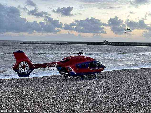 Ein Kitesurfer wurde gestern Nachmittag ebenfalls von einem Hubschrauber gerettet, nachdem ihn starke Winde 30 Fuß in die Luft geschleudert und in Lyme Regis an der Jurassic Coast in Dorset . an Land geschleudert hatten