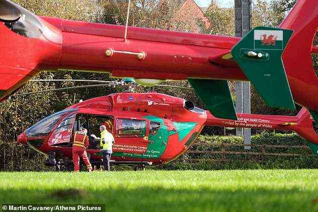 Zwei Hubschrauber der Wales Air Ambulance am Fluss Cleddau in Haverfordwest gestern Nachmittag