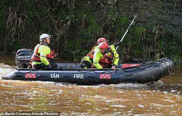 Im Bild: Rettungsteams suchen heute am Fluss Cleddau nach Paddelboardern.  Es kommt inmitten von Warnungen, auf gefährliche 