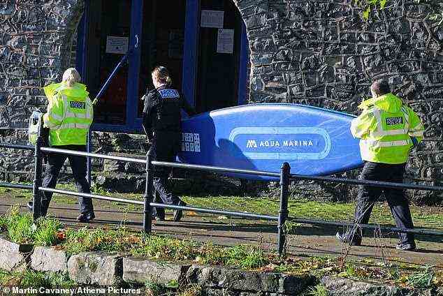 Paddleboards wurden von Rettern geborgen und am Flussufer in der Nähe des Hauptsitzes des Pembrokeshire Council abgelegt.  Einheimische sagen, dass der Flusspegel aufgrund der starken Regenfälle in den letzten Tagen gestiegen sei