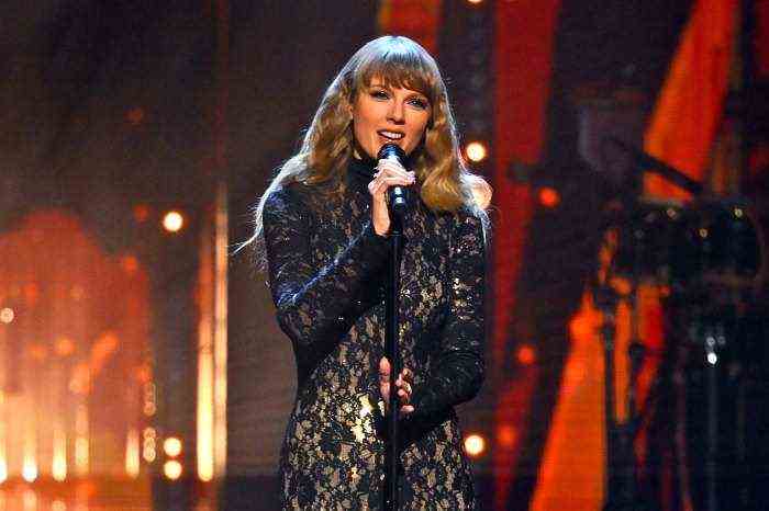 Taylor Swift covert einen Carole King Track bei der Rock And Roll Hall Of Fame Induction Ceremony
