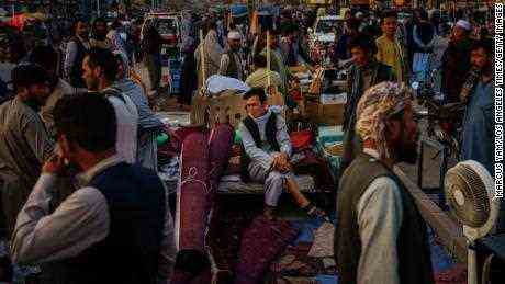Afghanen verkaufen am 20. September in Kabul, Afghanistan, ihre persönlichen Habseligkeiten, um Geld zu sammeln.