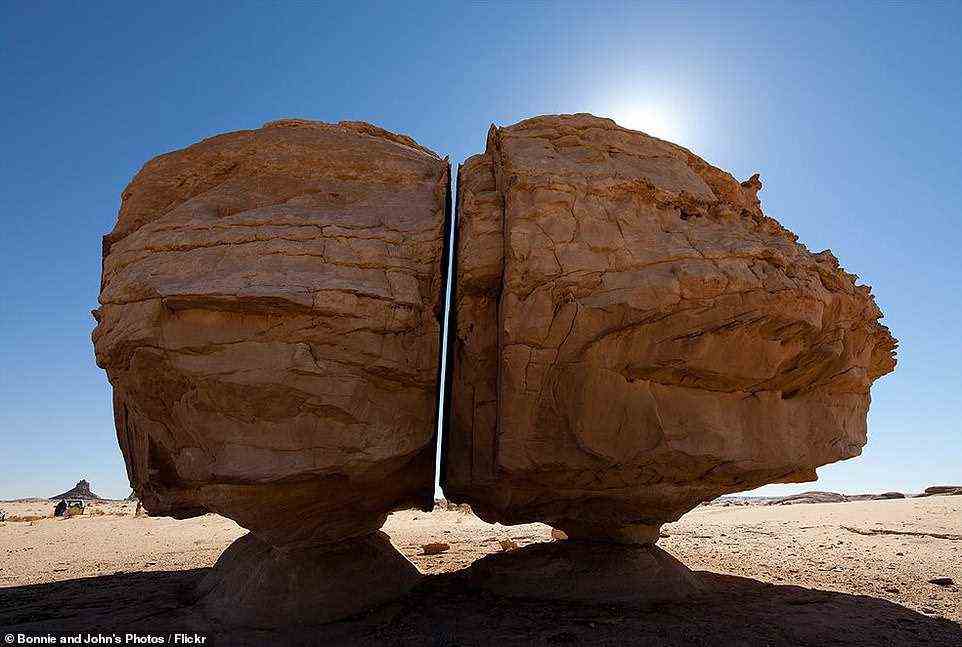 Die abgebildete Felsformation Al Naslaa ist dank ihrer ungewöhnlichen Aufteilung zu einer beliebten Touristenattraktion geworden