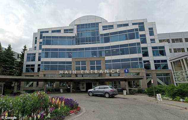 Ärzte des Providence Alaska Medical Center (im Bild) in Anchorage, Alaska, sind gezwungen, die Versorgung zu rationieren, da der Staat mit einem Anstieg der COVID-19-Krankenhauseinweisungen konfrontiert ist
