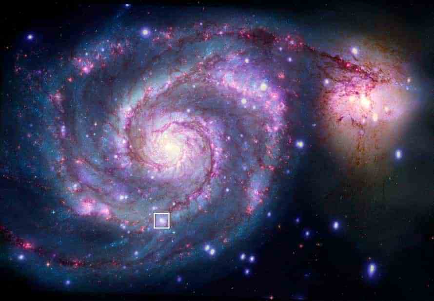 Ein Kombinationsbild von M51 in Röntgenstrahlen von Chandra (lila und blau) und optischem Licht vom Hubble-Weltraumteleskop der NASA (rot, grün und blau).  Ein Kästchen markiert die Position des möglichen Planetenkandidaten, einer Röntgen-Binärdatei, die als M51-ULS-1 bekannt ist.  Hinweis: Das Bild wurde um 90 Grad im Uhrzeigersinn gedreht.