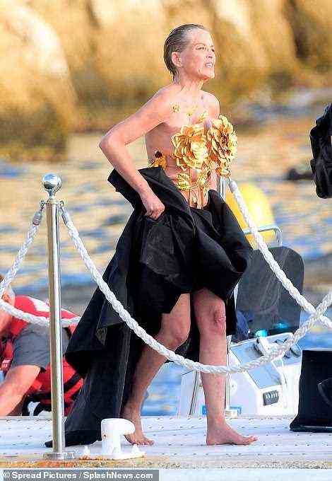 Outfit: Sharon Stone sah unglaublich aus, als sie am Samstag an einem atemberaubenden Strand-Fotoshooting in Südfrankreich teilnahm