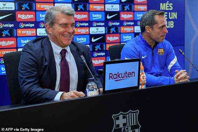 Präsident Joan Laporta (links) hat sich nach einer turbulenten Woche für Barcelona den Medien gestellt