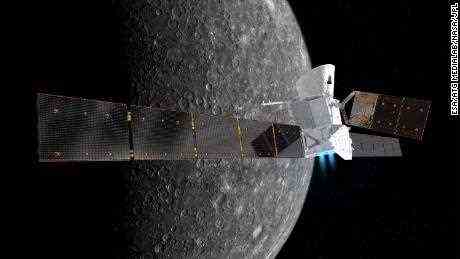 Dies ist eine künstlerische Darstellung der Raumsonde BepiColombo mit Merkur im Hintergrund.