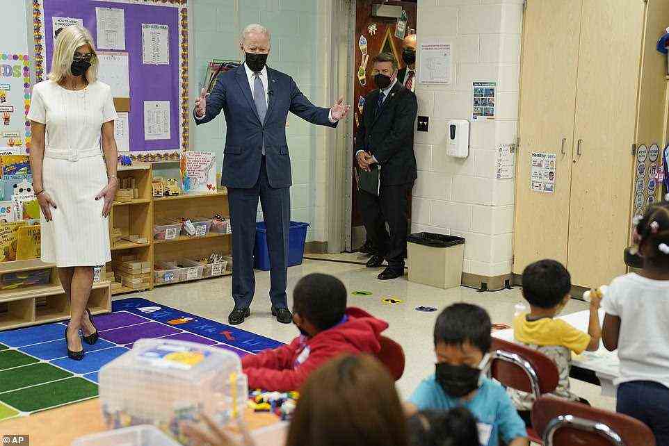 Präsident Joe Biden versuchte, seinen Build Back Better-Plan an ein Klassenzimmer voller Vorschulkinder zu verkaufen, von denen die meisten zu sehr damit beschäftigt waren, mit ihren Legos zu spielen, um ihn zu bemerken
