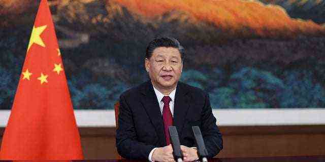 Auf diesem von der Nachrichtenagentur Xinhua veröffentlichten Foto hält der chinesische Präsident Xi Jinping eine Keynote-Rede per Video für die Eröffnungszeremonie der Jahreskonferenz des Boao Forum for Asia (BFA) in Peking am Dienstag, den 20. April 2021. Xi forderte am Dienstag mehr gerechtes Management globaler Angelegenheiten und in einer impliziten Ablehnung der US-Dominanz, dass es Regierungen nicht erlaubt sein sollte, anderen Regeln aufzuerlegen.  (Ju Peng/Xinhua über AP)