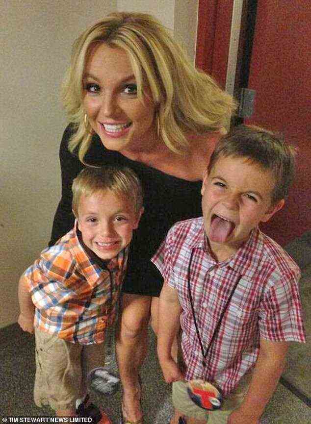 Erinnerungen: Britney Spears, 39, hat am Freitag auf Instagram Rückfallfotos gepostet, die ihre Söhne Sean (16) und Jayden (15) zeigen, als sie kleine Jungen waren
