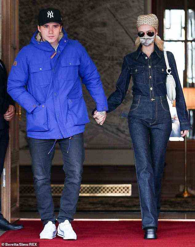 Blaues Gefühl: Brooklyn Beckham und Nicola Peltz schienen sich am Samstag blau zu fühlen, als sie in ganz blauen Ensembles aus ihrem Pariser Hotel gingen