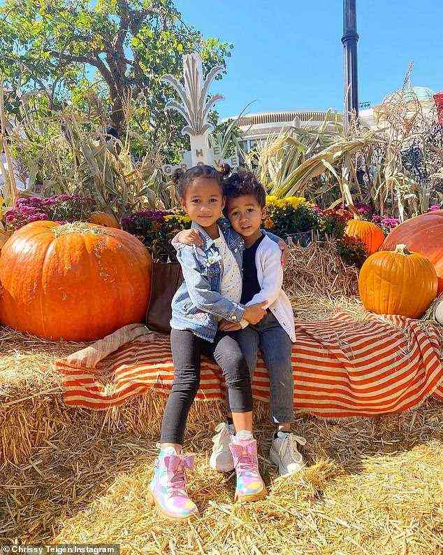 Festlich: Der 35-jährige Cravings-Gründer hat ein entzückendes Foto der Kinder Luna (5) und Miles (3) gepostet, die sich diese Woche während eines Familienausflugs im The Grove inmitten einer festlichen Herbstszene umarmen