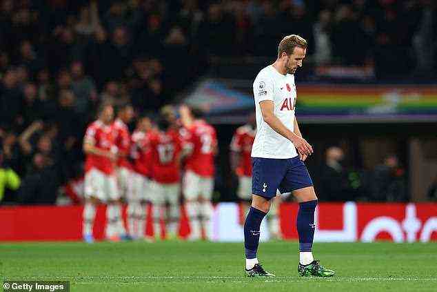Harry Kane kämpft um Tottenham, bekommt aber keine Unterstützung von seinen Kollegen
