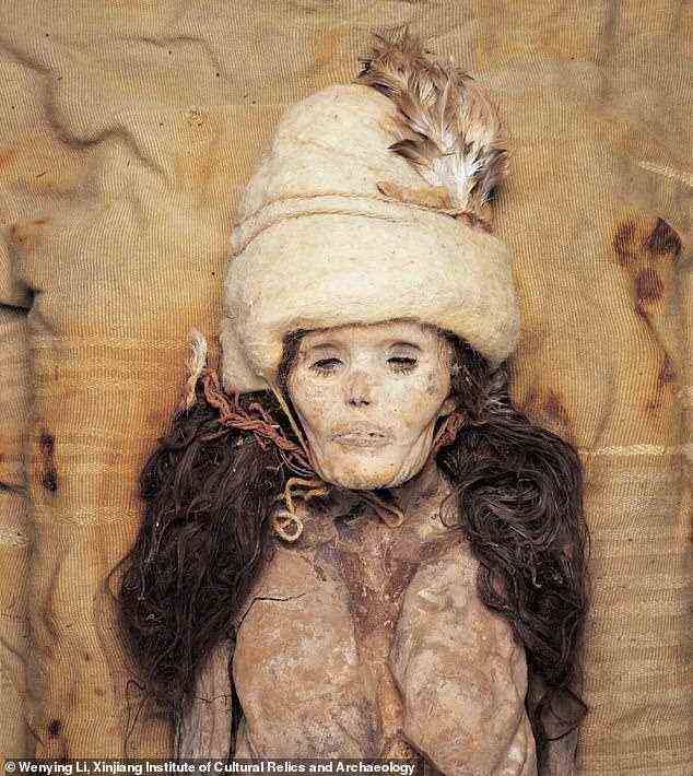 Das rotbraune Haar, die ungewöhnliche Kleidung und die ausschweifende Ernährung der Mumien des Tarim-Beckens ließen Experten glauben, dass es sich um Migranten aus Südrussland oder anderen Regionen westlich von China handelte