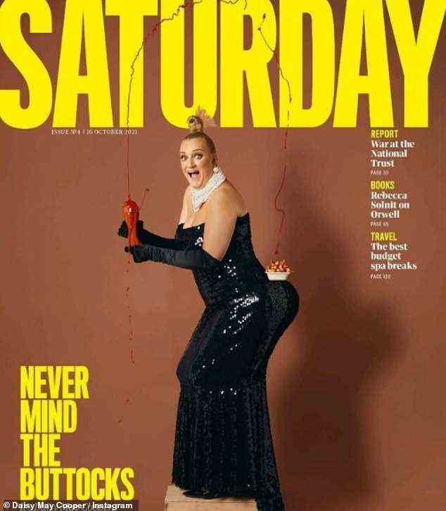 Urkomisch: Daisy May Cooper, 35, kanalisierte Kim Kardashian, 40, als sie auf dem Cover des Samstagsmagazins von The Guardian posierte und Champagner durch Chips und Ketchup ersetzte