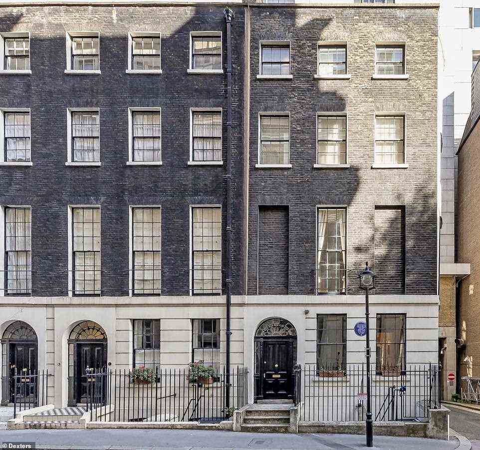 Abgebildet ist das Ende der Terrasse 25 Craven Street in Westminster, das jetzt für 19.500 £ pro Monat gemietet werden kann