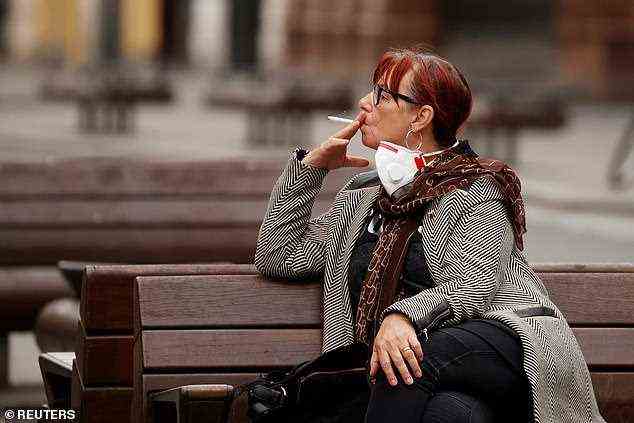Laut einer neuen Analyse waren die Zigarettenverkäufe im Jahr 2020 und Anfang 2021 etwa 14 % höher als ohne die Pandemie.  Im Bild: Eine Frau raucht eine Zigarette in Liverpool, Großbritannien, Mai 2020