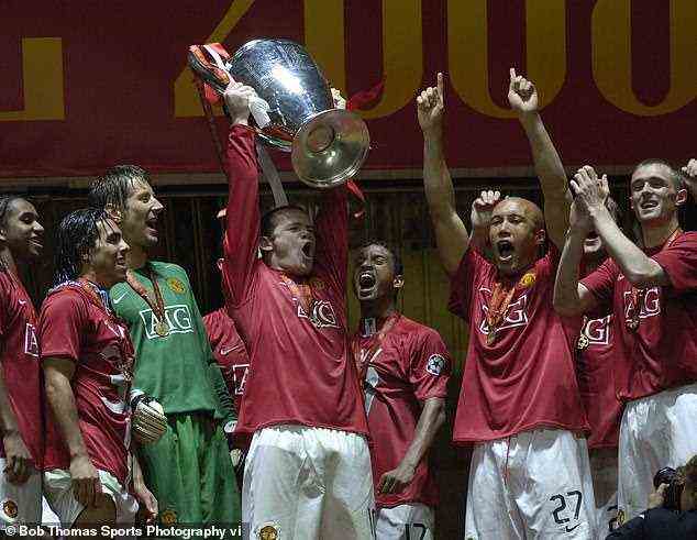 Uniteds 'Class of 08' gewann das European Double.  Im Bild: Wayne Rooney hebt die Trophäe