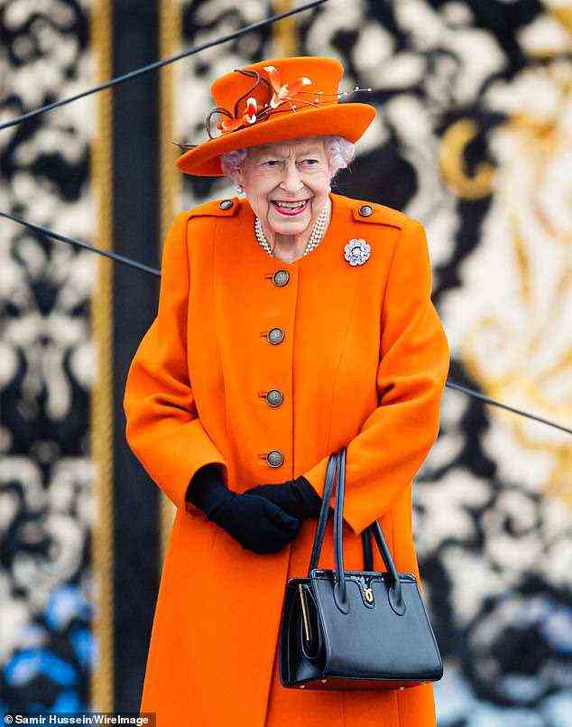 Die Königin, 95, trug eine Diamant-Blumenbrosche, die sie als Hochzeitsgeschenk für ihre erste öffentliche Verlobung im Buckingham Palace seit dem Tod ihres Mannes Prinz Philip erhielt