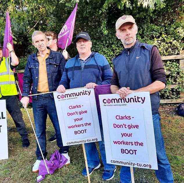 Den Stiefel bekommen: Arbeiter protestieren am Clarks-Verteilerzentrum in Street, Somerset, wo es seit 195 Jahren Jung und Alt beliefert