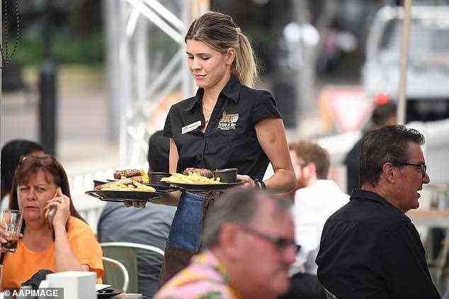 Die Restaurantbranche ist wütend, dass sie nur 20 Gäste an Tischen bedienen dürfen, wenn die Sperren in Sydney am Montag enden (abgebildet ist eine Sydney-Bar im Februar vor den Sperren).