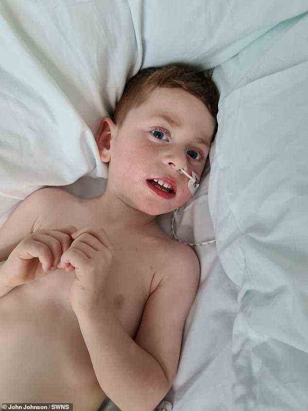 Bei Reggie, einem Dreijährigen aus Essex, wurde im Mai nach einem Telefontermin mit seinem Arzt eine Mandelentzündung diagnostiziert.  Nachdem er sich von der Krankheit erholt hatte, bekam er einige Wochen später im Familienurlaub einen Anfall