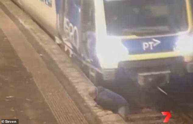 Atemberaubende CCTV-Aufnahmen von einem in Panik geratenen Mann, der auf einem Gleis gefangen ist und nicht in der Lage ist, zu entkommen, als ein Zug auf ihn herabfährt (Bild)