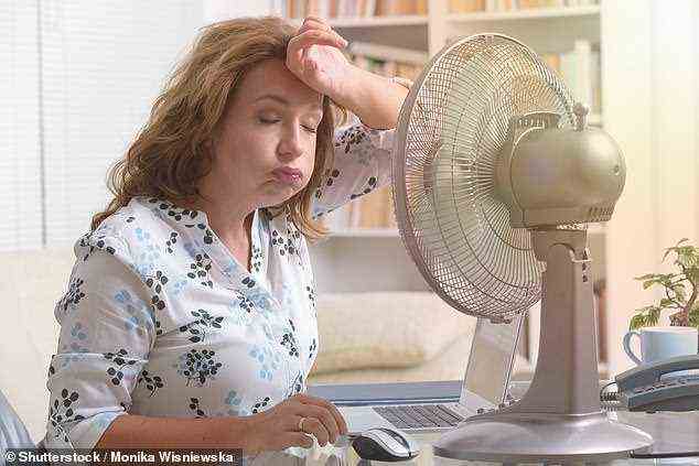 Die Wechseljahre, die häufig zu Symptomen wie Hitzewallungen führen können, treffen in Großbritannien normalerweise Frauen zwischen 44 und 55 Jahren.  Jetzt legt eine neue Studie nahe, dass die Länge der letzten Perioden vor der Menopause wichtige Hinweise auf das zukünftige Risiko von Herzerkrankungen liefern könnte, der größten Todesursache von Frauen in Großbritannien (Stockbild)
