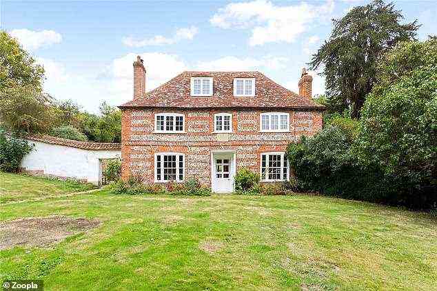Dieses zum Verkauf stehende Haus in Wiltshire (im Bild) befindet sich seit mehr als 100 Jahren im Besitz derselben Familie (weitere Informationen finden Sie nach unten).