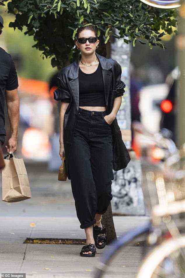 Supermodel Gigi Hadid wurde in einer schwarzen Jeans mit Bündchen des australischen Modelabels Rolla's Jeans gesichtet