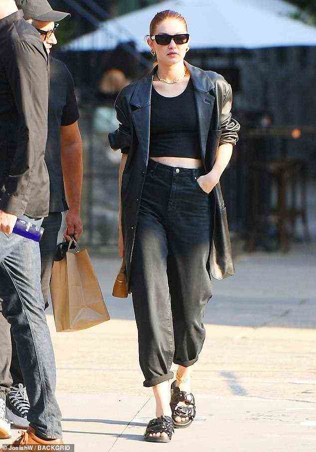 Hingucker: Das 26-jährige Supermodel hat es geschafft, sich von der Masse abzuheben, obwohl sie ganz in Schwarz gekleidet war, als sie mit ihrem langjährigen Manager Luiz Mattos durch New York City schlenderte